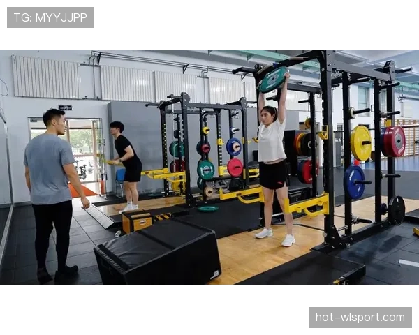张雨霏训练完直接啃鸡腿?这自律和放纵切换也太丝滑了 张雨霏训练完直接啃鸡腿?这自律和放纵切换也太丝滑了