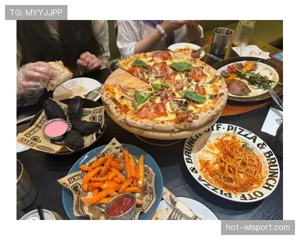 苏亚雷斯训练完回家吃晚饭,餐桌上摆着三块牛排、两盘意面,还有一整只烤鸡——这还是他“控制饮食”的样子? 苏亚雷斯训练完回家吃晚饭,餐桌上摆着三块牛排、两盘意面,还有一整只烤鸡——这还是他“控制饮食”的样子?